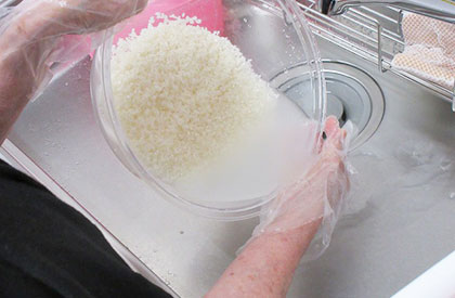 食事の準備　お米を研ぎます