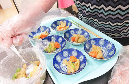 皆さんで楽しく盛り付け