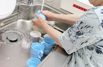 手慣れた様子で食器洗い